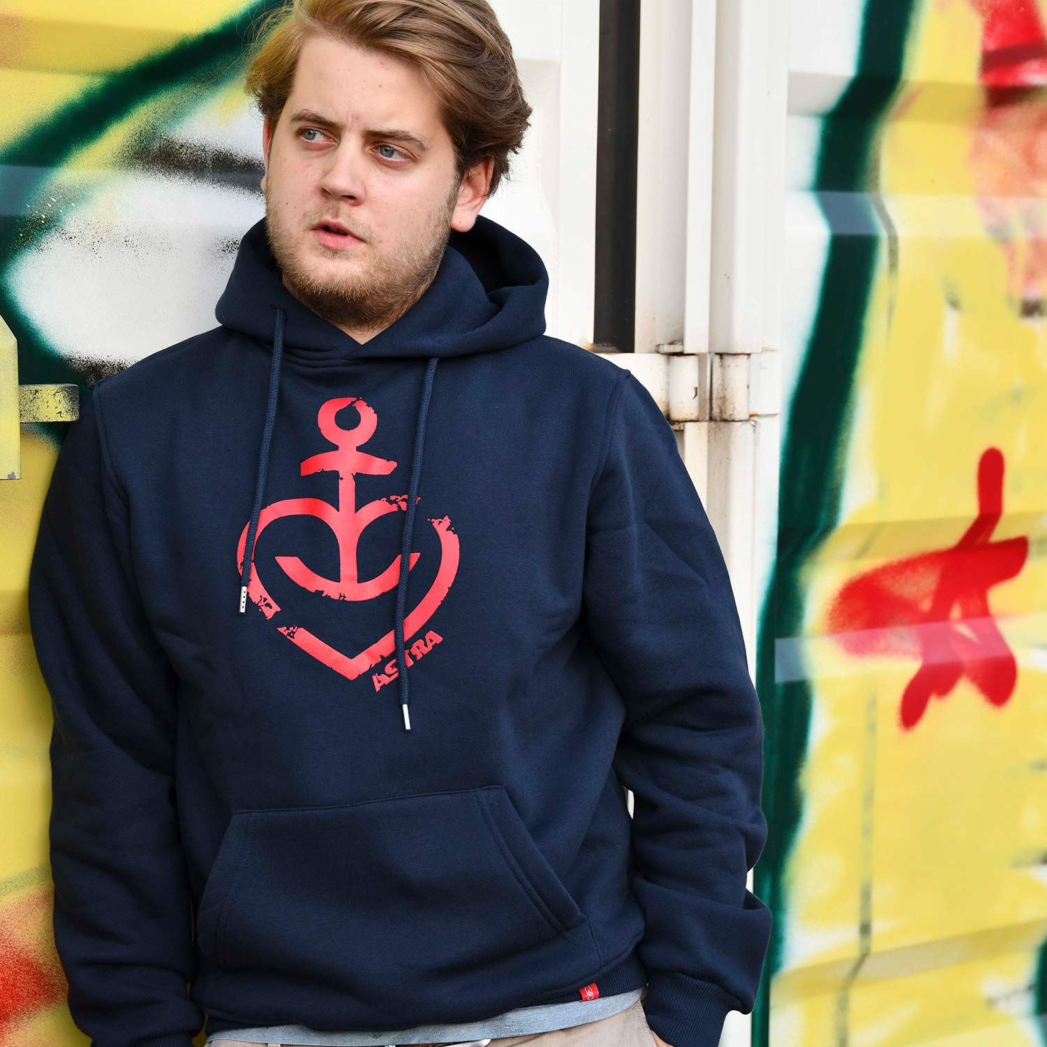 astra-hooded-sweater-herzanker-hoodie-unisex-navy-blau-mit-rotem-aufdruck-xs-3xl image 3
