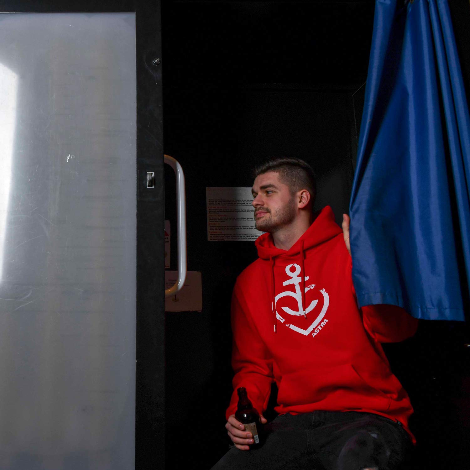 astra-hoodie-herzanker-unisex-rot-mit-logo-print image 3