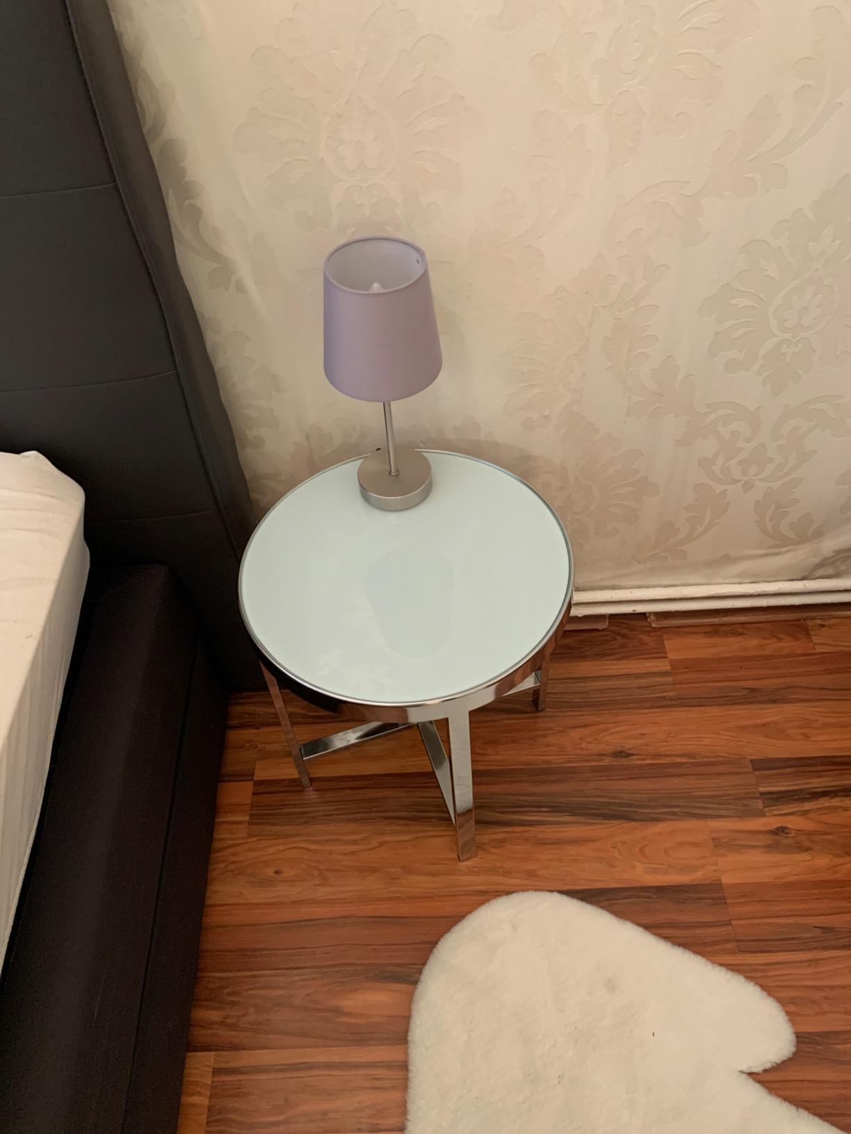 Schick neben dem Sofa