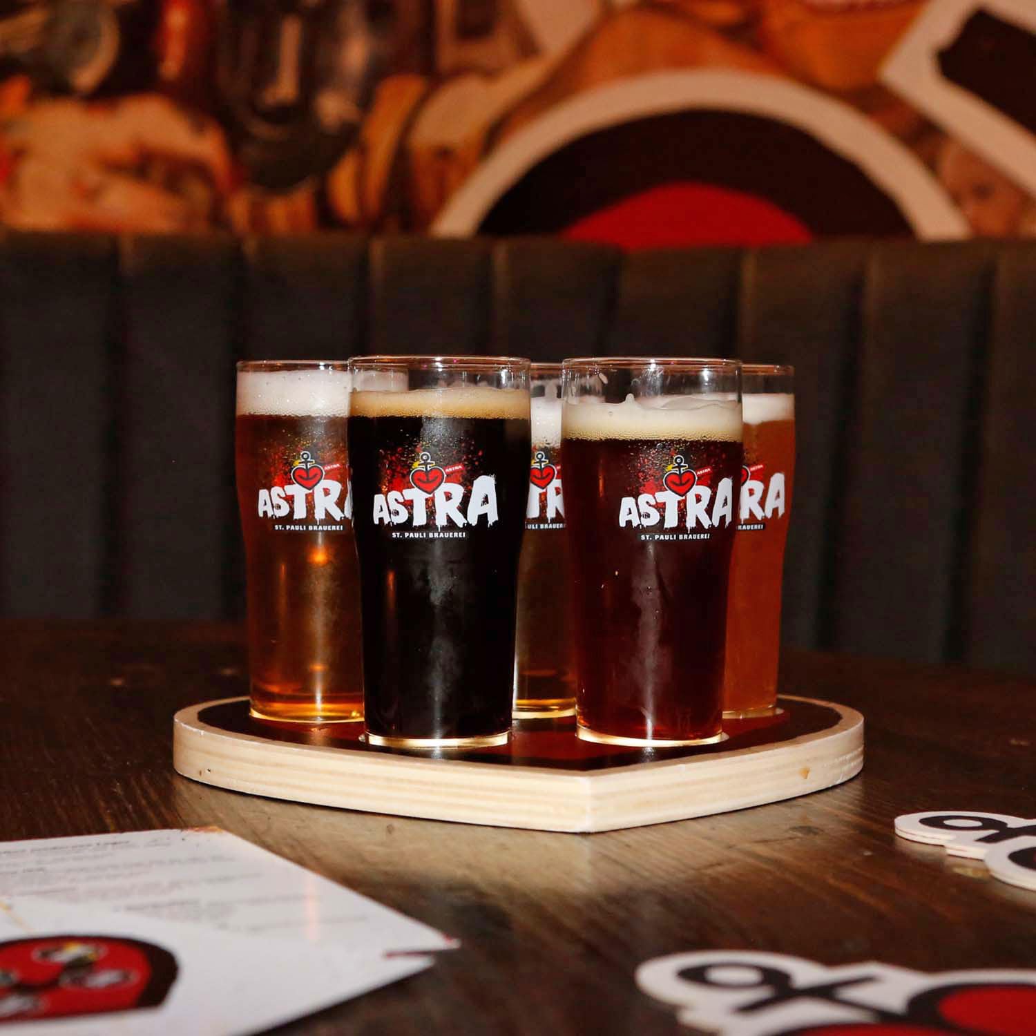 astra-st-pauli-brauerei-tasting-set-5-flaschen-5-gl-ser-0-1-l-ffner image 3