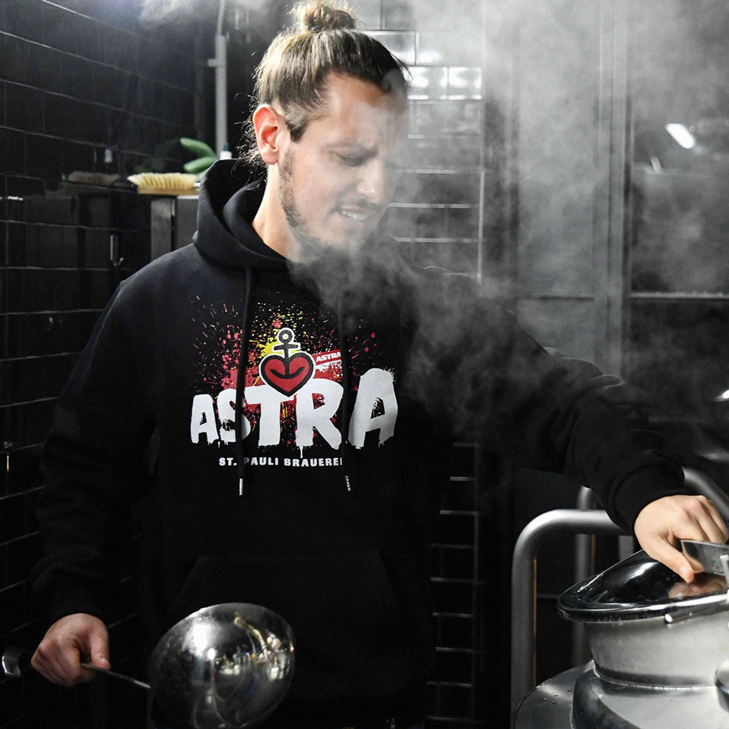 astra-st-pauli-brauerei-hoodie-unisex-kapuzenpullover-schwarz image 3