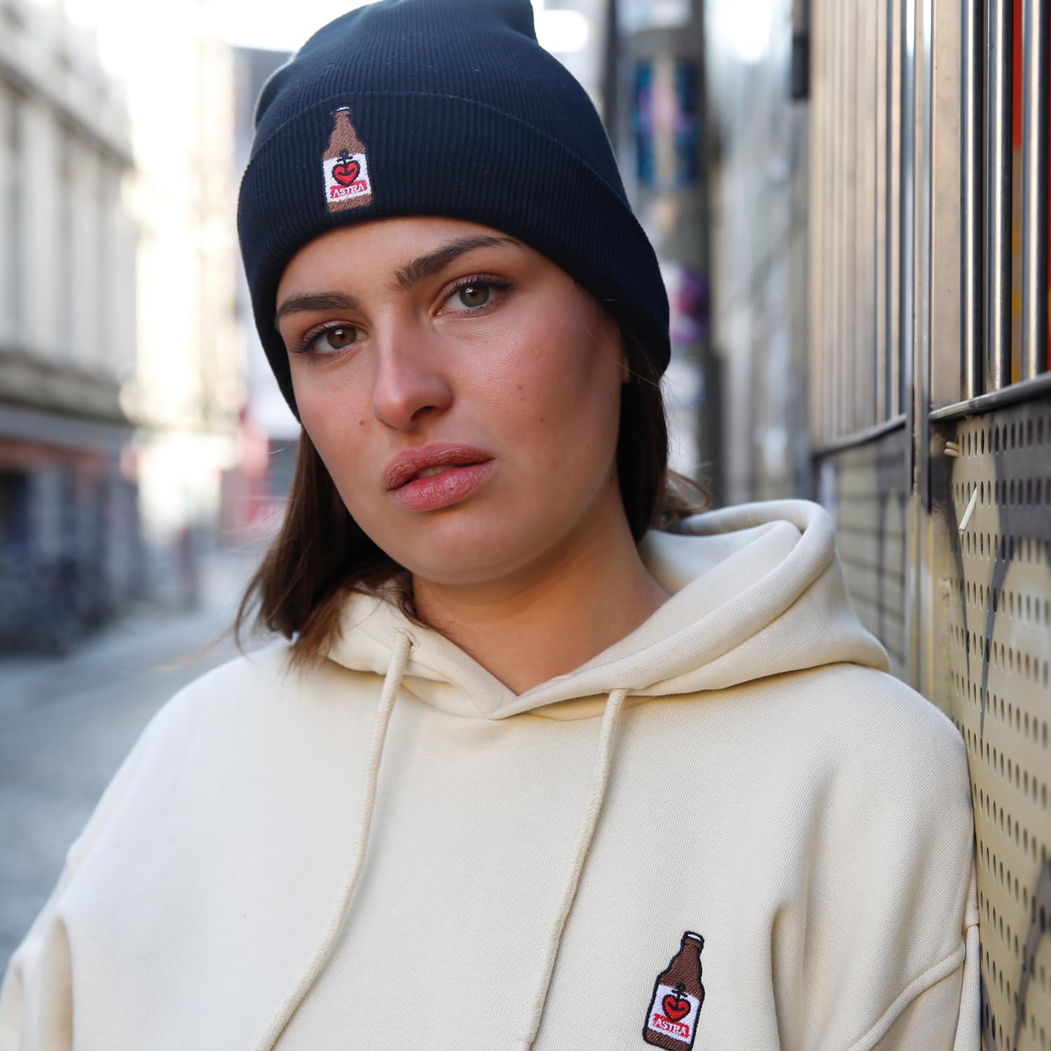 astra-bier-x-fashion-drinks-beanie-wollm-tze-bio-baumwolle-schwarz image 5