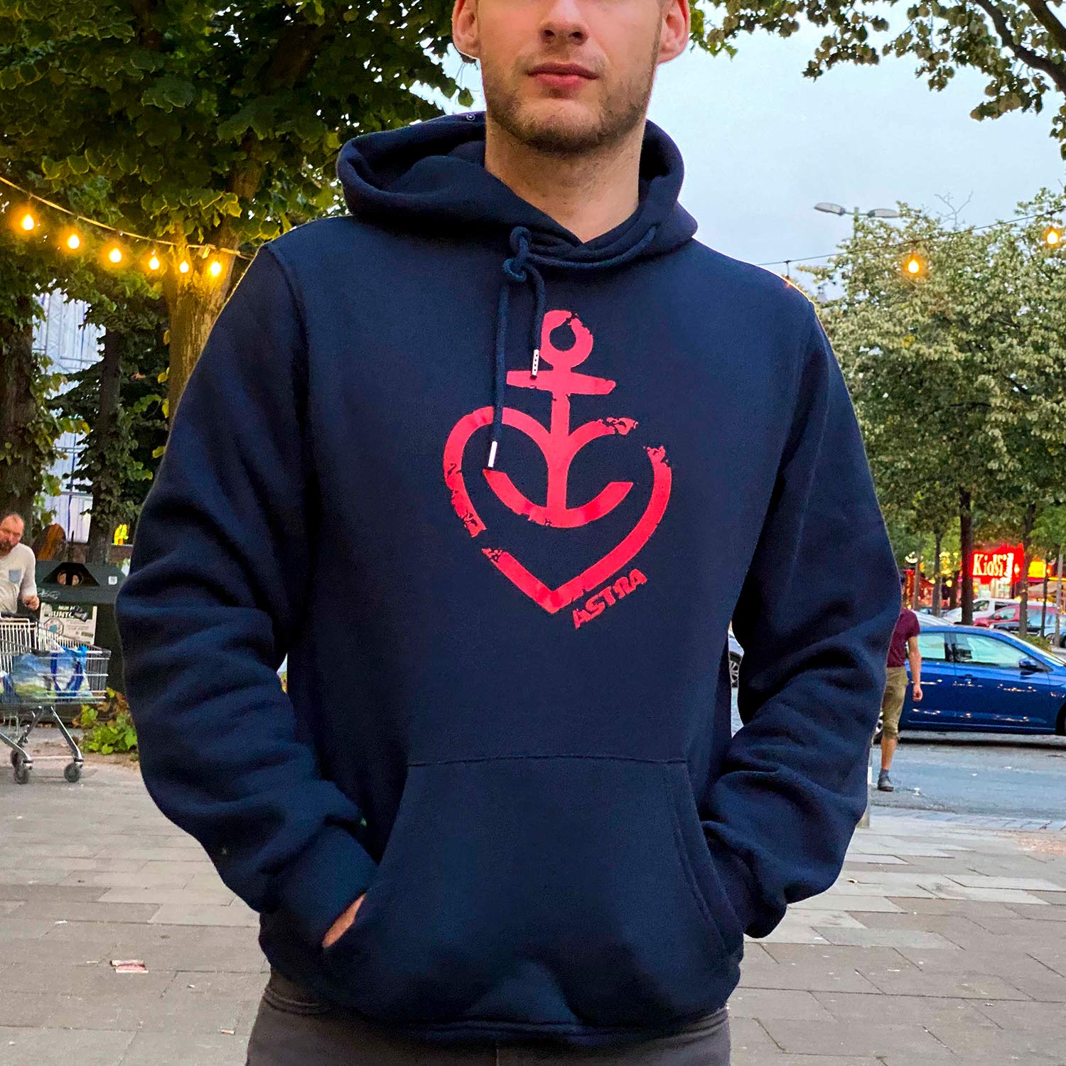 astra-hooded-sweater-herzanker-hoodie-unisex-navy-blau-mit-rotem-aufdruck-xs-3xl image 4