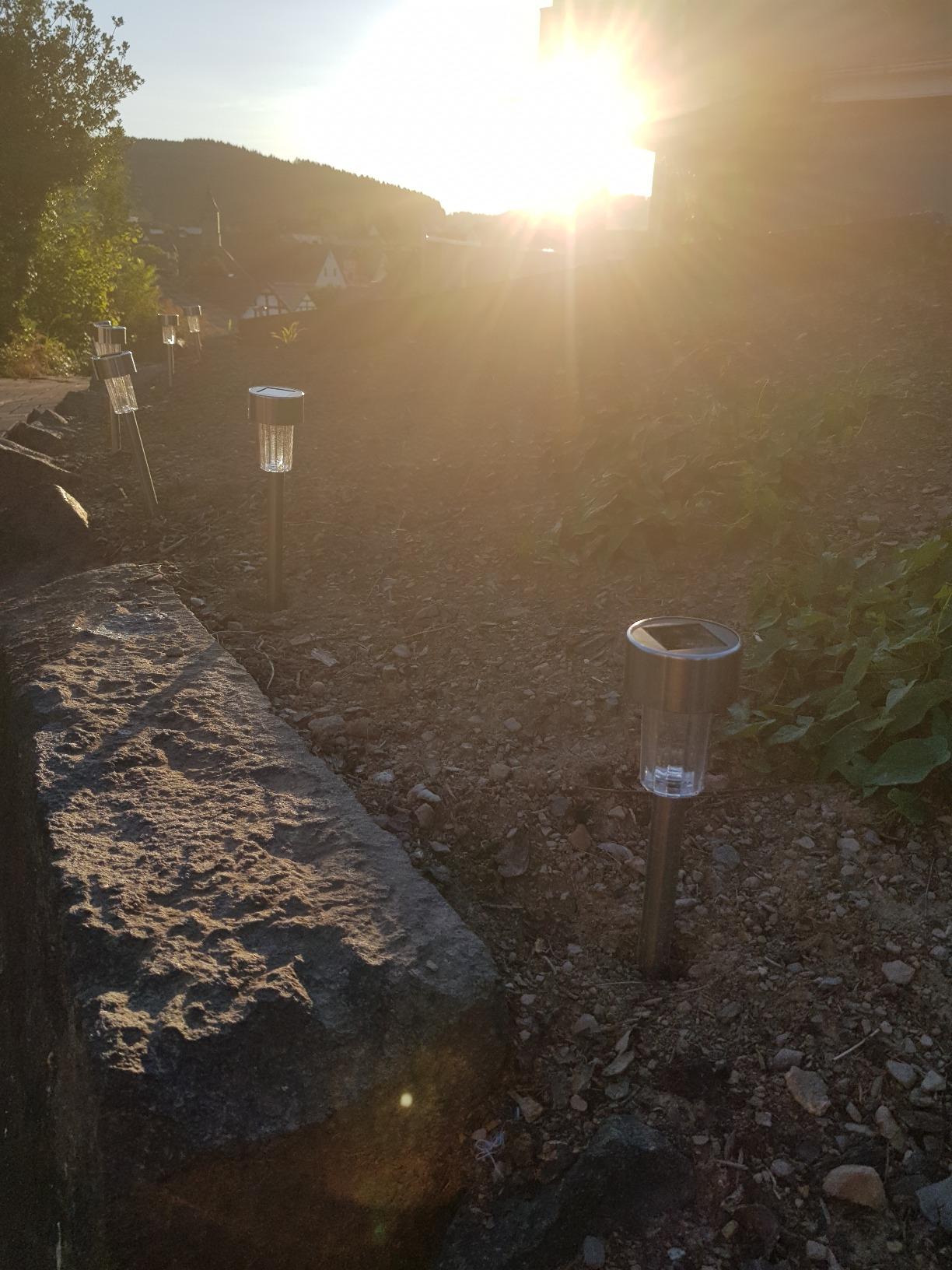 Schöner Weg beleuchtet
