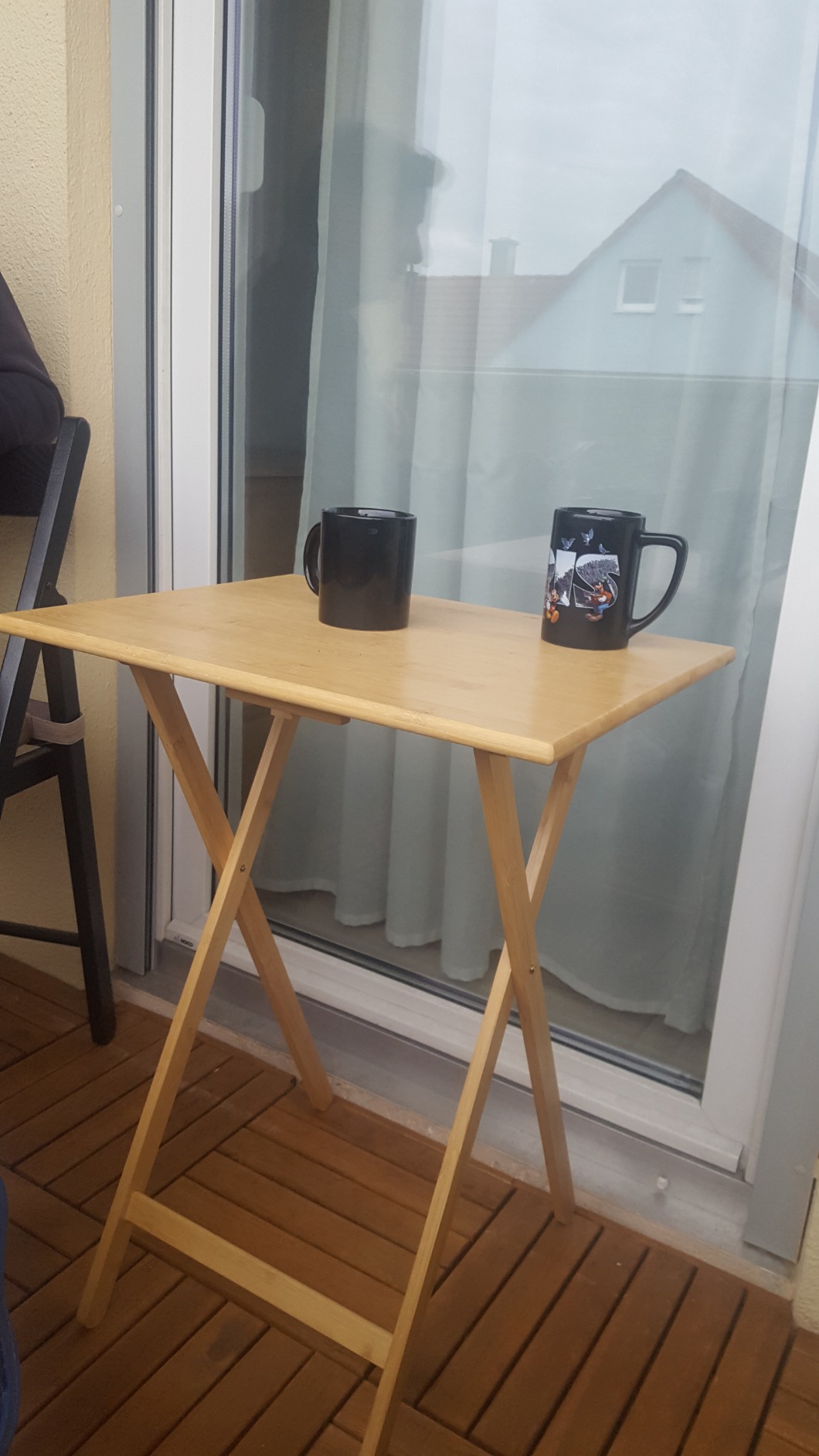 Super praktisch neben dem Sofa