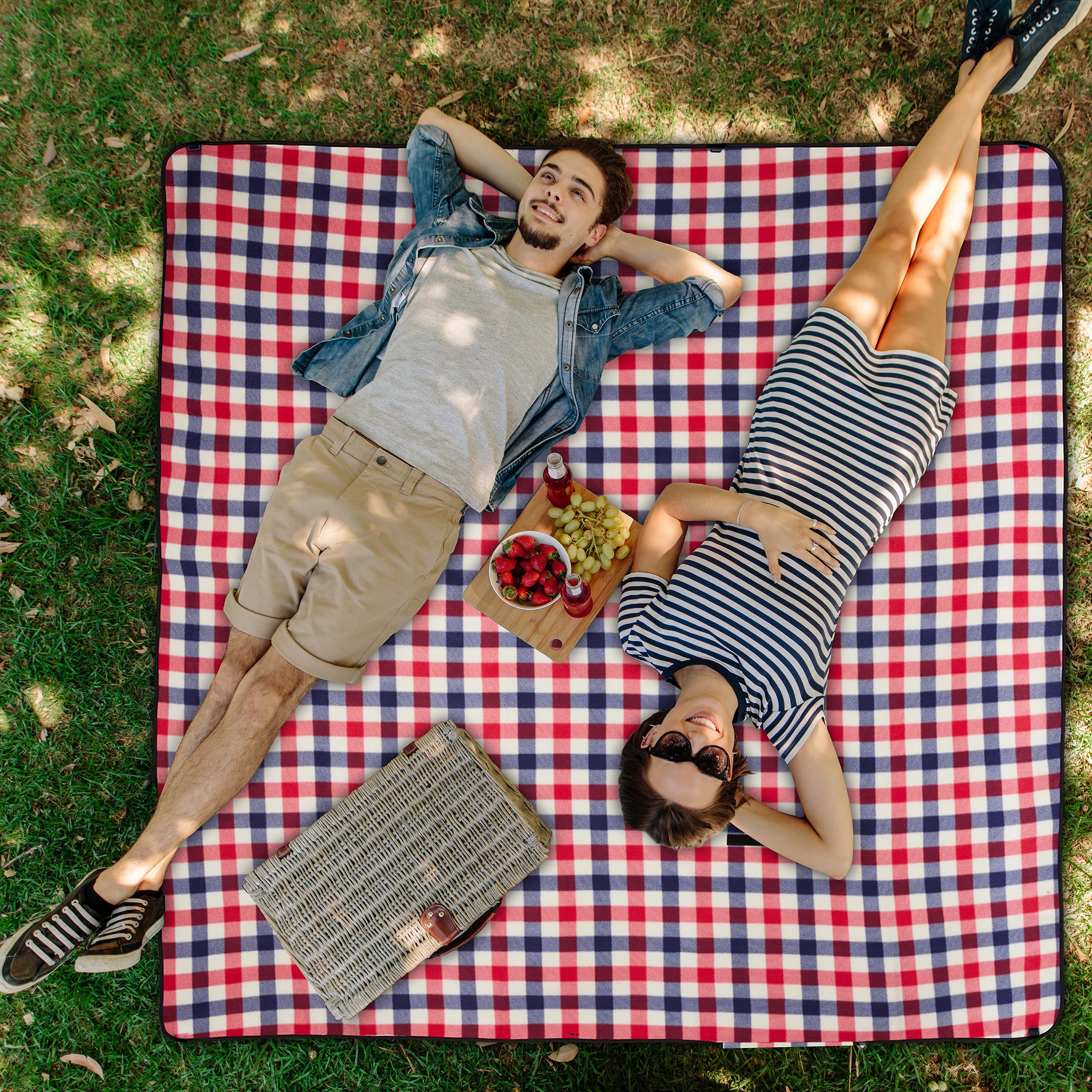 relaxdays-picknickdecke-fleece-xxl-200x200-cm-wasserdichte-stranddecke-mit-alu-b image 4