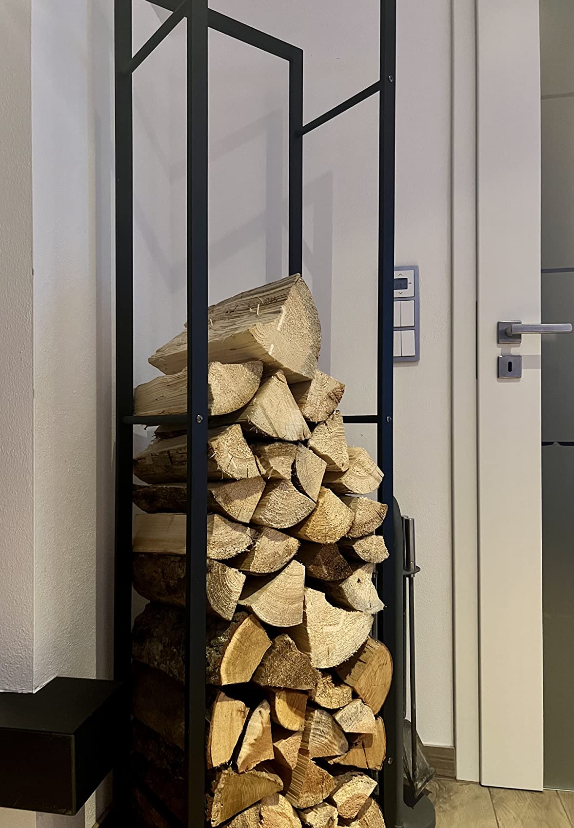 Praktisch neben dem Kamin