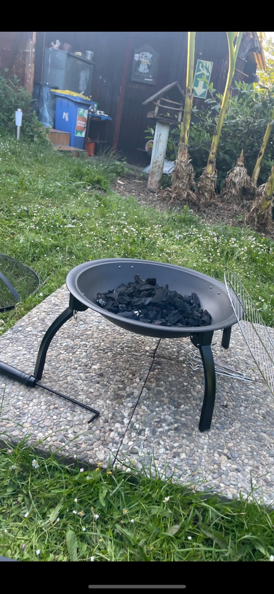 Grillen und Feuer in einem