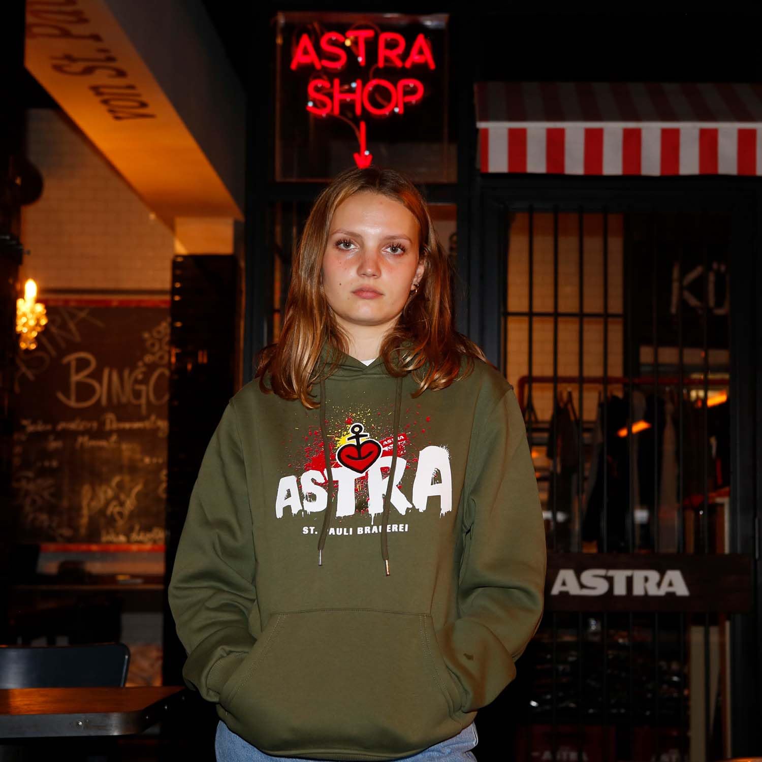 astra-st-pauli-hoodie-unisex-oliv-mit-logo-print image 3