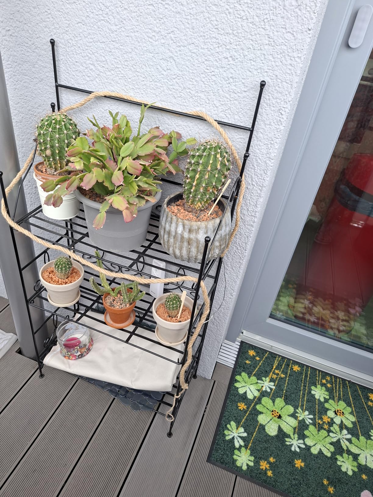 Steht auf dem Balkon