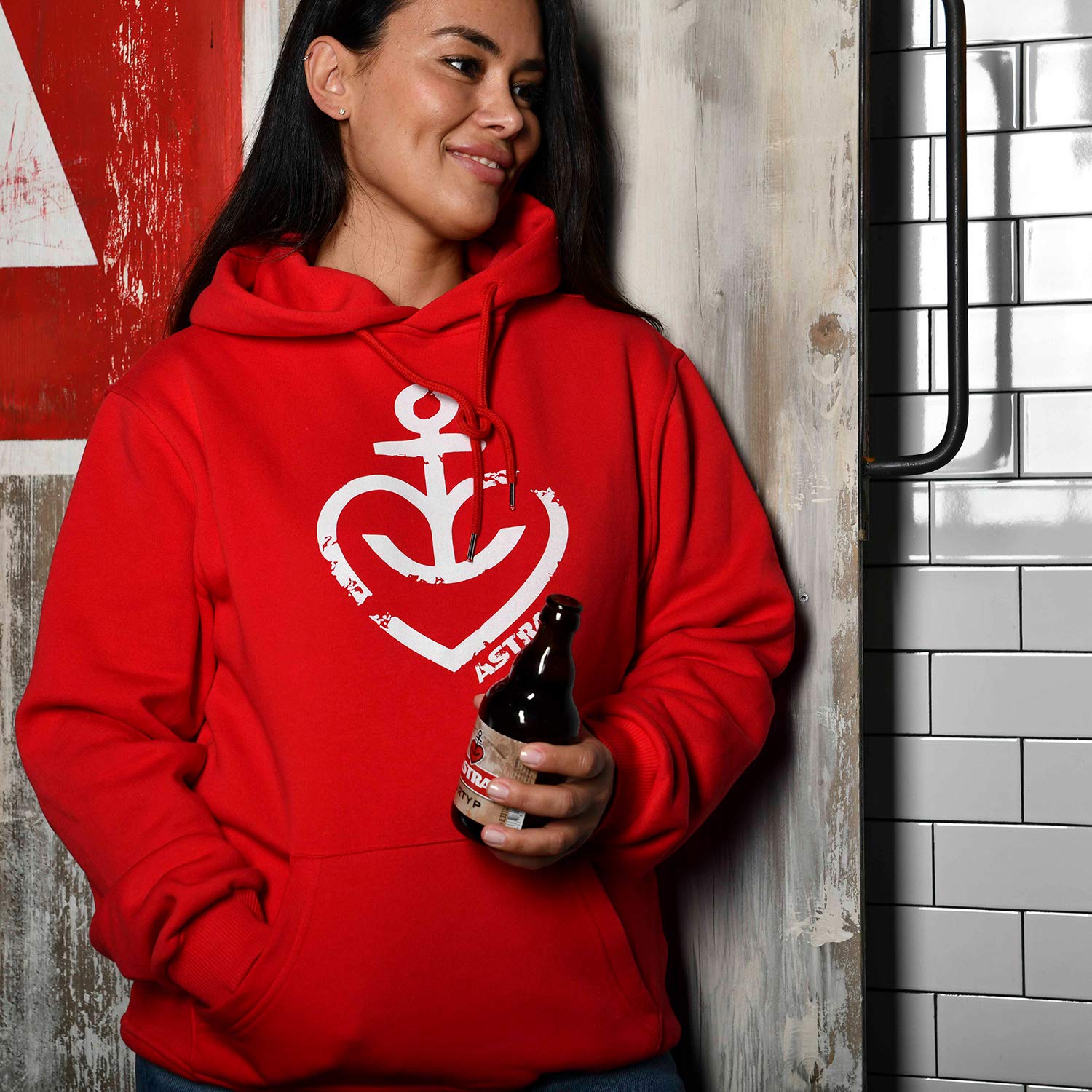 astra-hoodie-herzanker-unisex-rot-mit-logo-print image 2