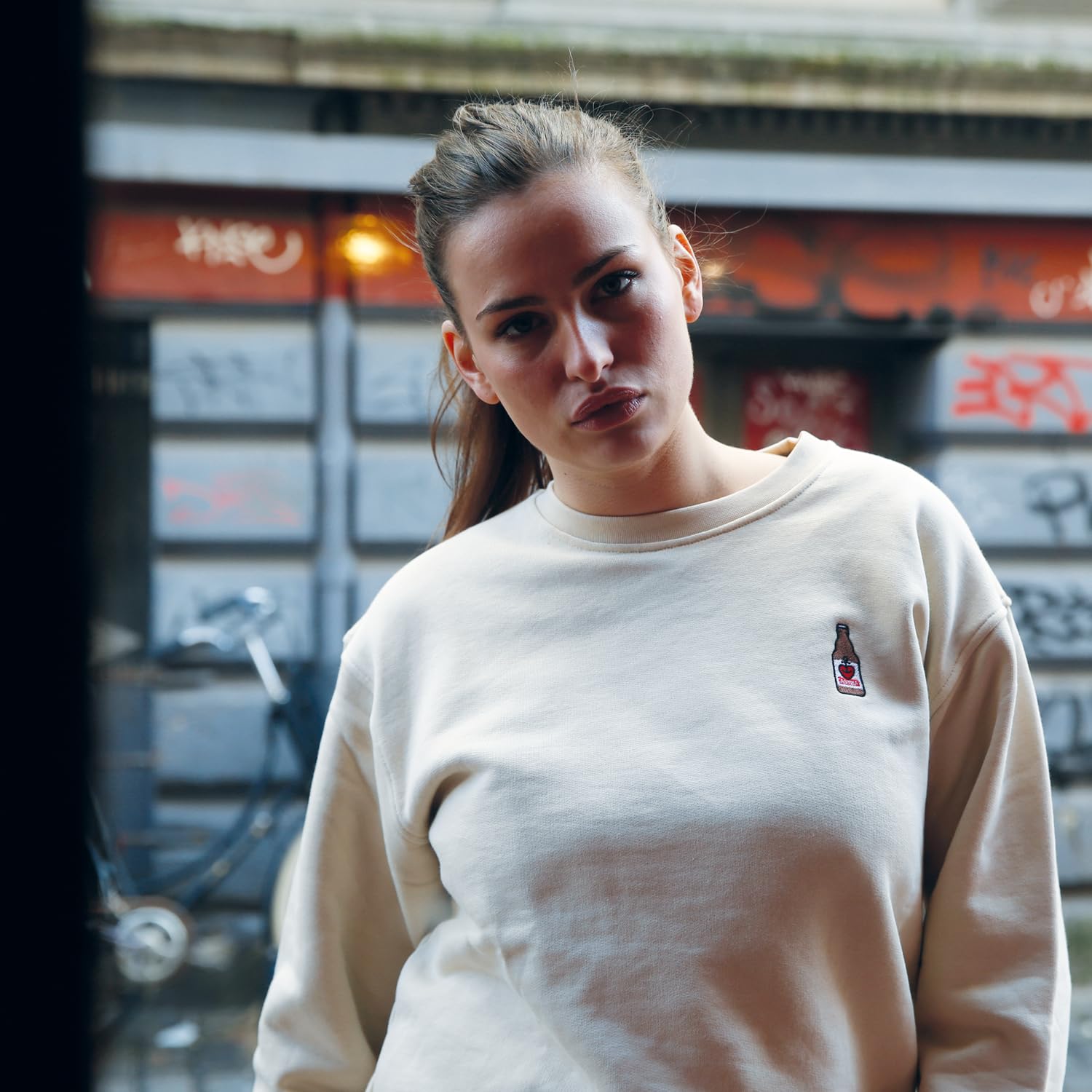 astra-x-fashion-drinks-sweatshirt-unisex-bio-baumwolle-sand image 4