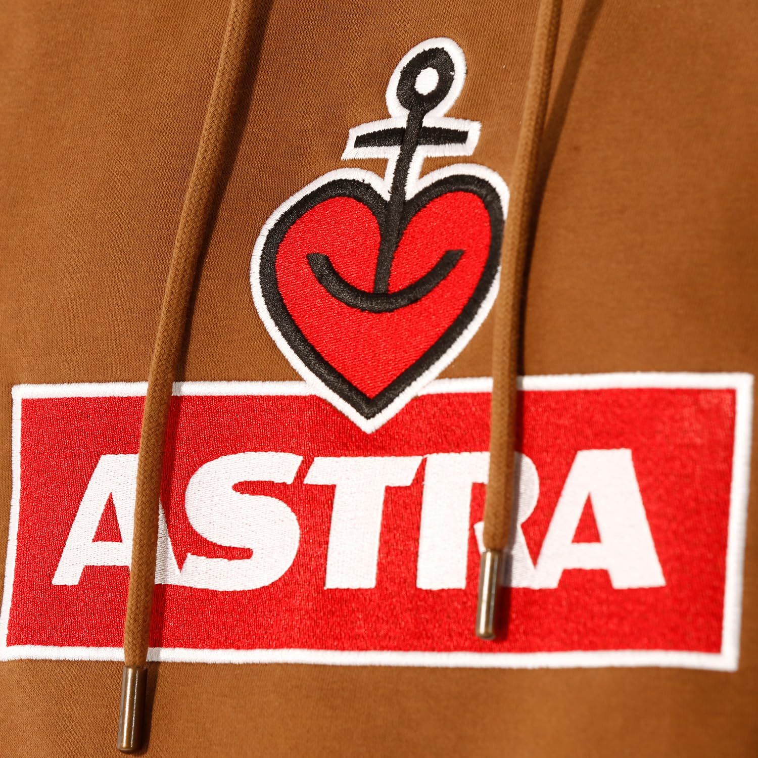 astra-kapuzenpullover-hoodie-braun-mit-brust-und-rmelstick image 7