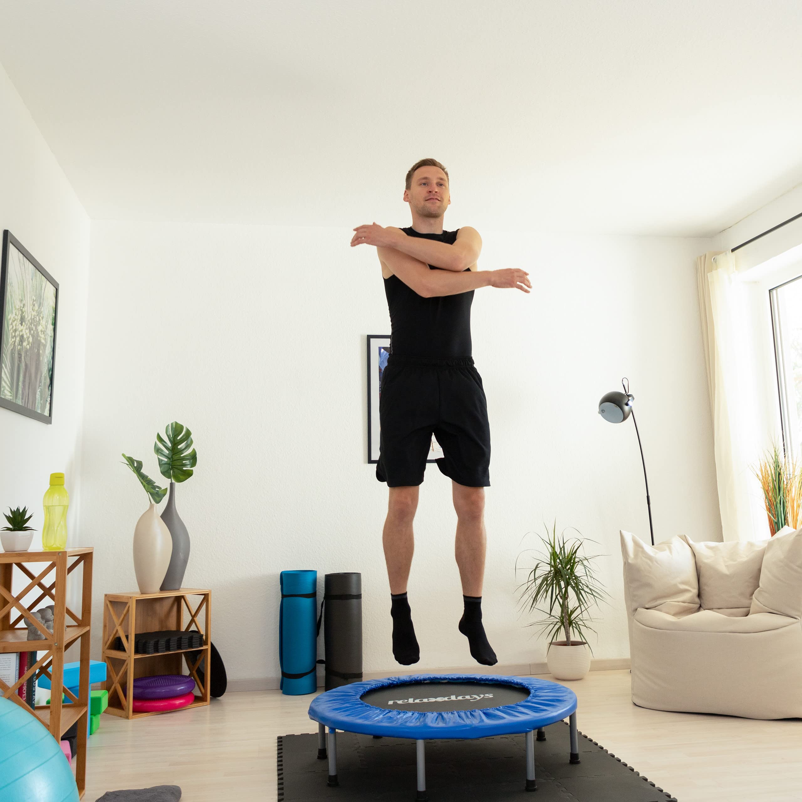 relaxdays-trampolin-faltbar-indoor-fitness-95-x-95-cm-bis-100-kg-blau-schwarz image 5