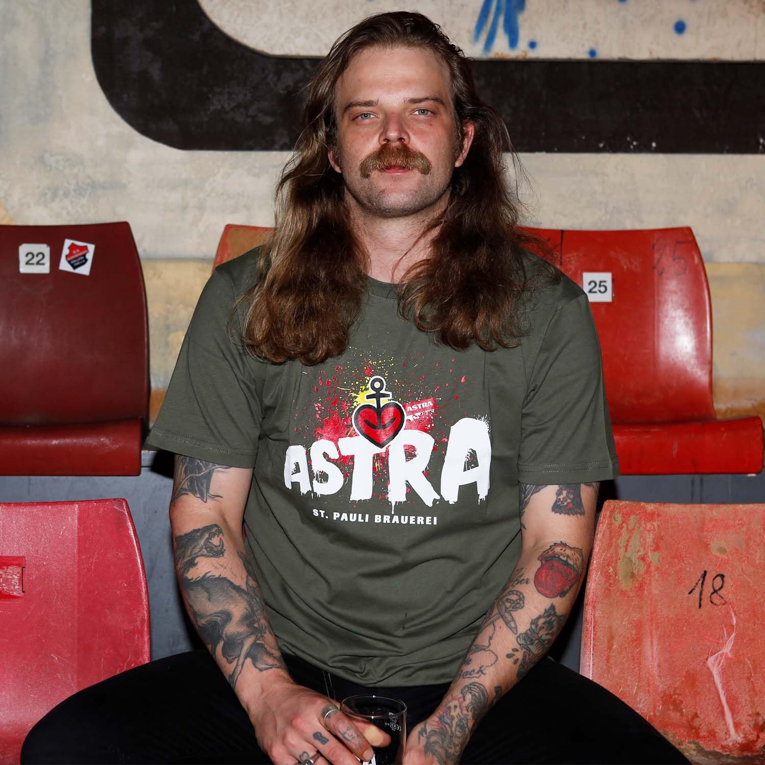 astra-st-pauli-herren-t-shirt-oliv-mit-brauerei-aufdruck image 2