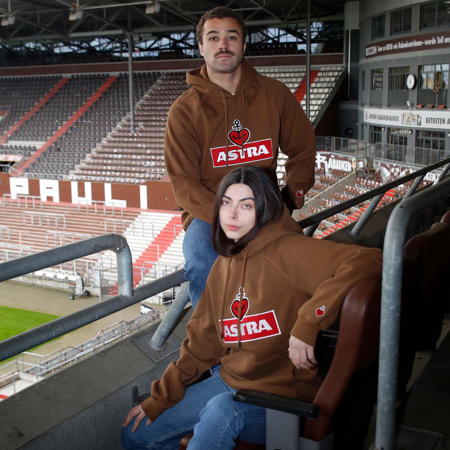 astra-kapuzenpullover-hoodie-braun-mit-brust-und-rmelstick image 2