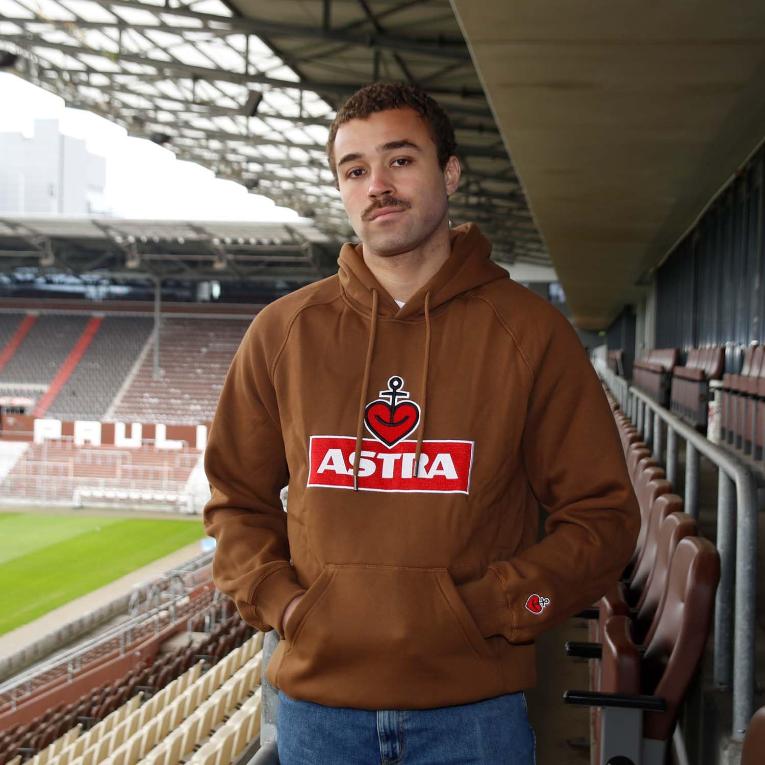 astra-kapuzenpullover-hoodie-braun-mit-brust-und-rmelstick image 3