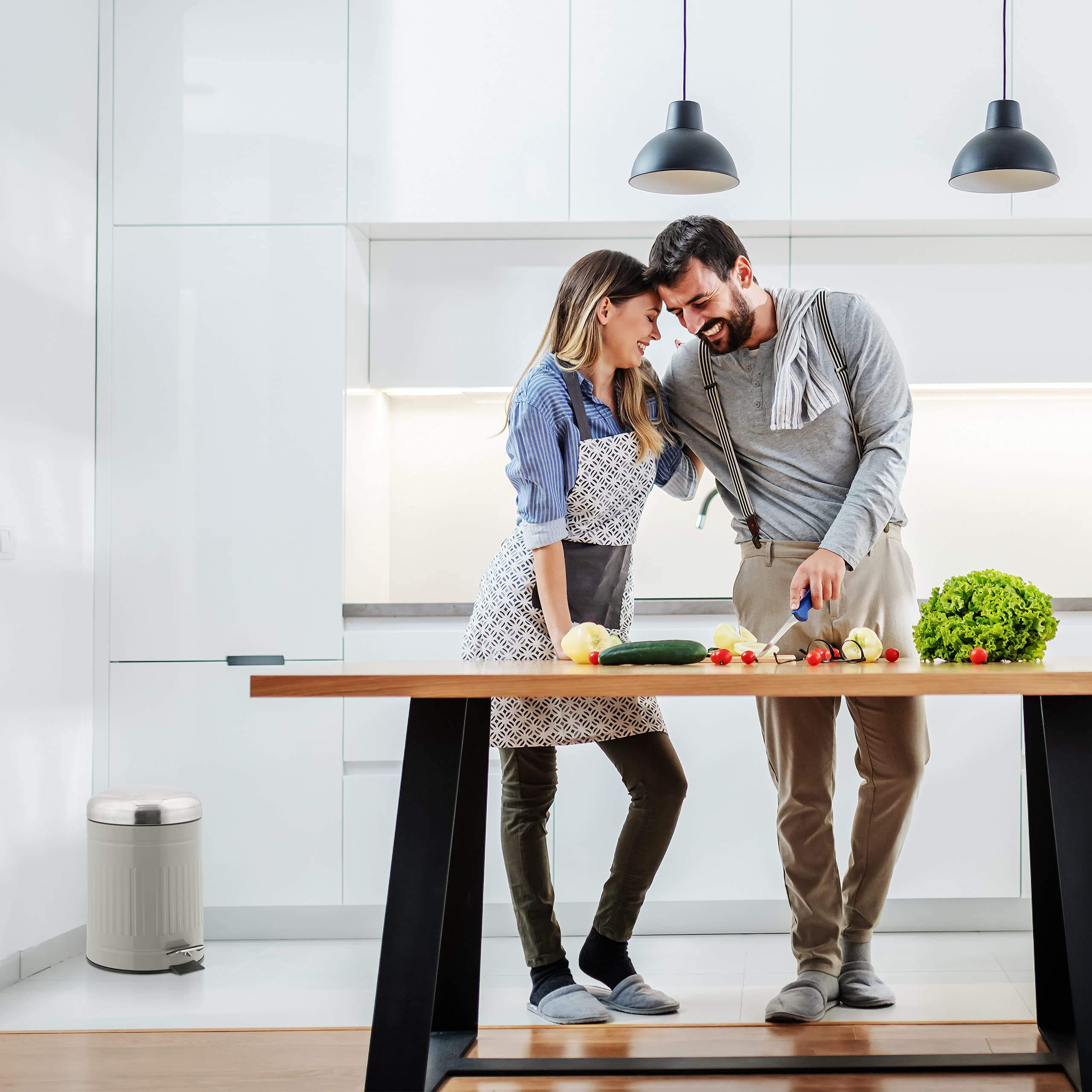 relaxdays-kosmetikeimer-5-liter-treteimer-wei-metall-mit-softclose image 5