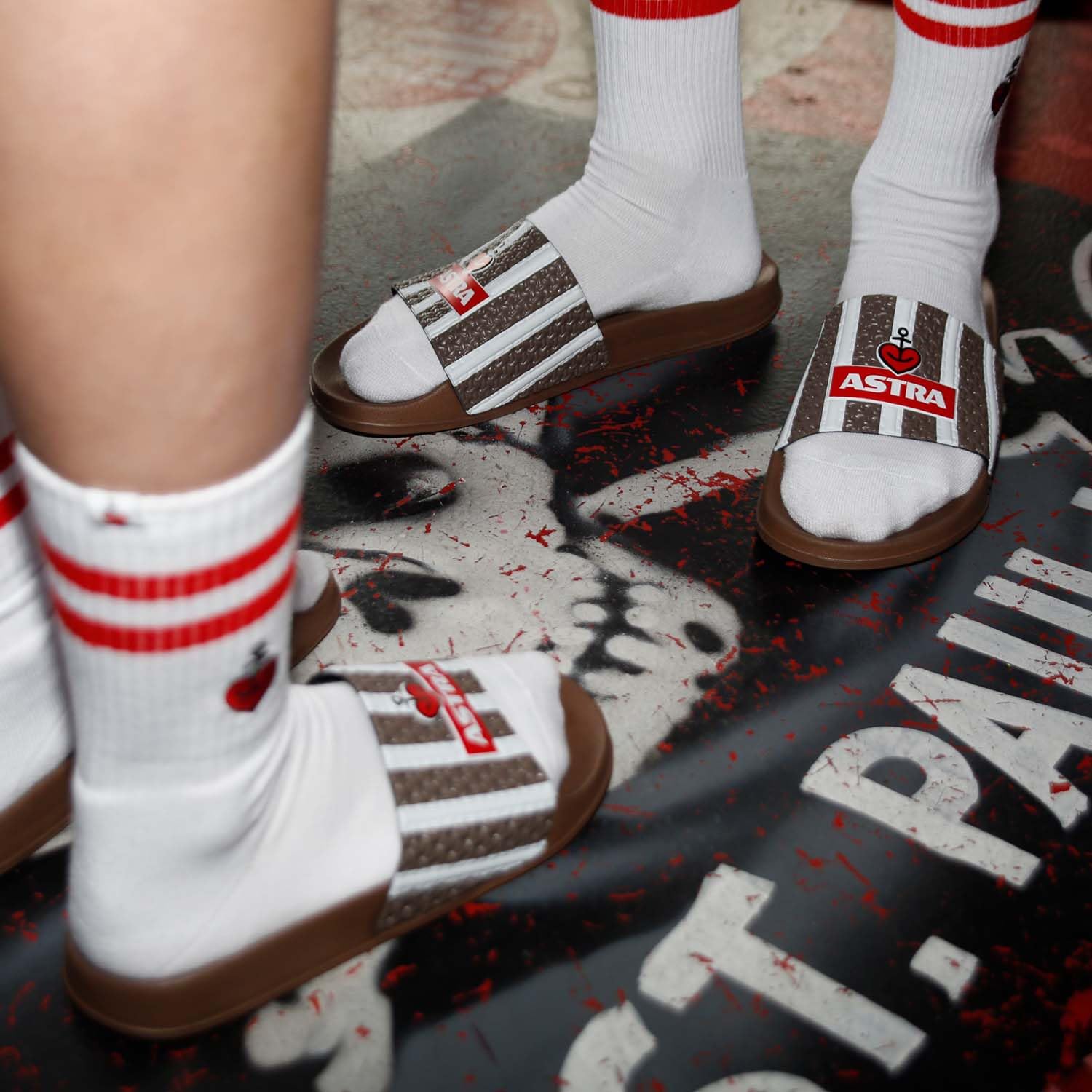 astra-fc-st-pauli-traditionsschlappen-badelatschen-braun-wei image 4