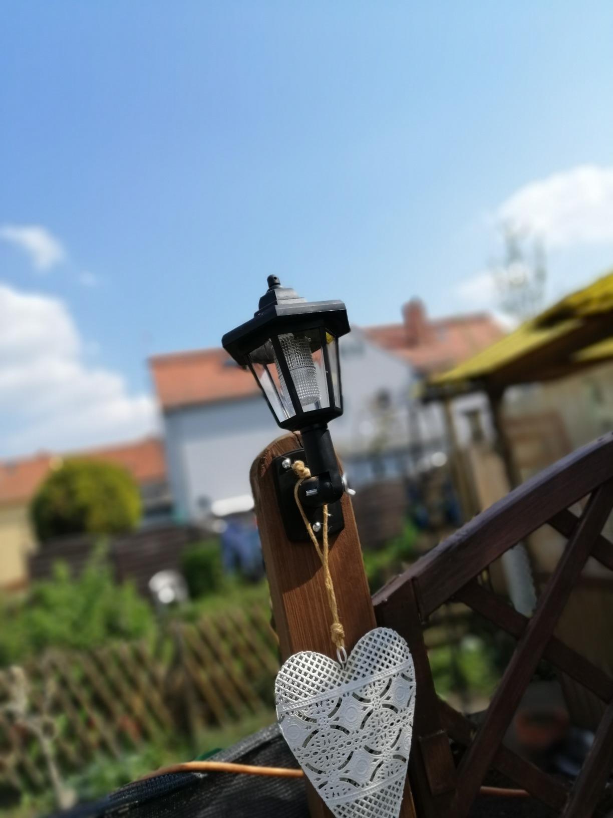 Gemütliches Licht am Zaun