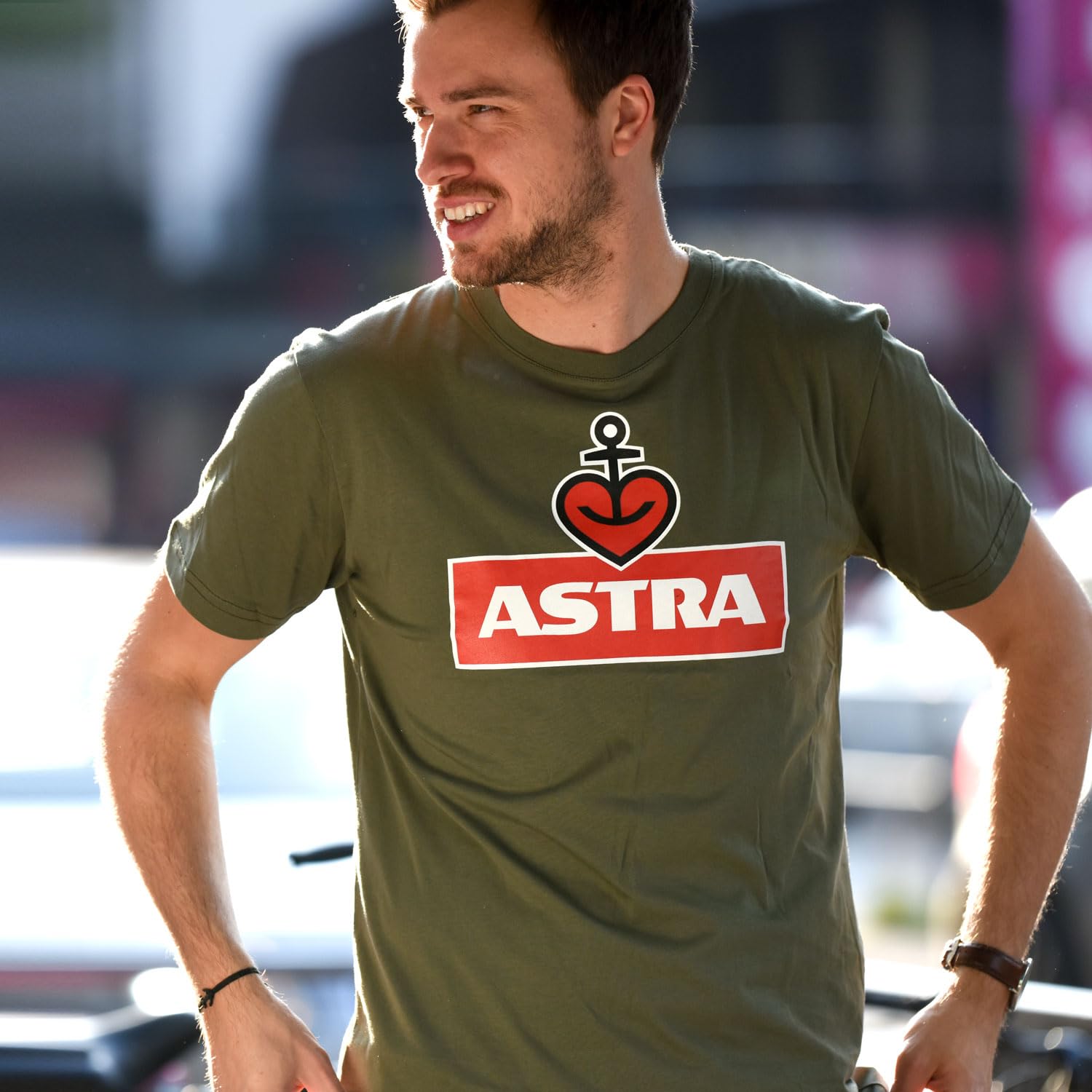astra-herren-t-shirt-oliv-baumwolle-mit-frontprint image 2