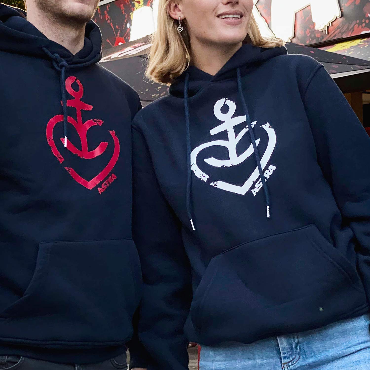 astra-hooded-sweater-herzanker-hoodie-unisex-navy-blau-mit-rotem-aufdruck-xs-3xl image 5