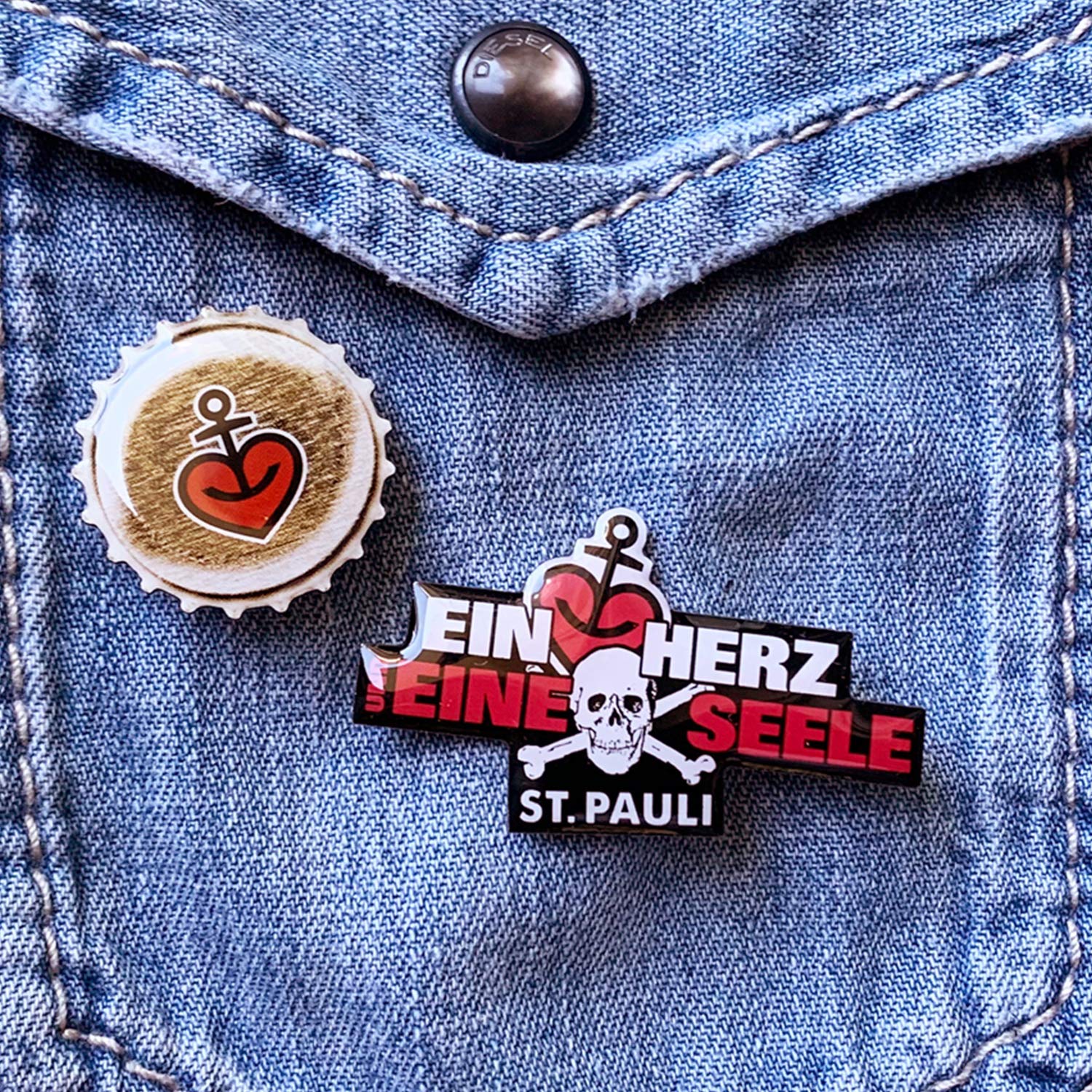 astra-metall-anstecker-pin-2er-set-herz-kronkorken-st-pauli-geschenk image 2