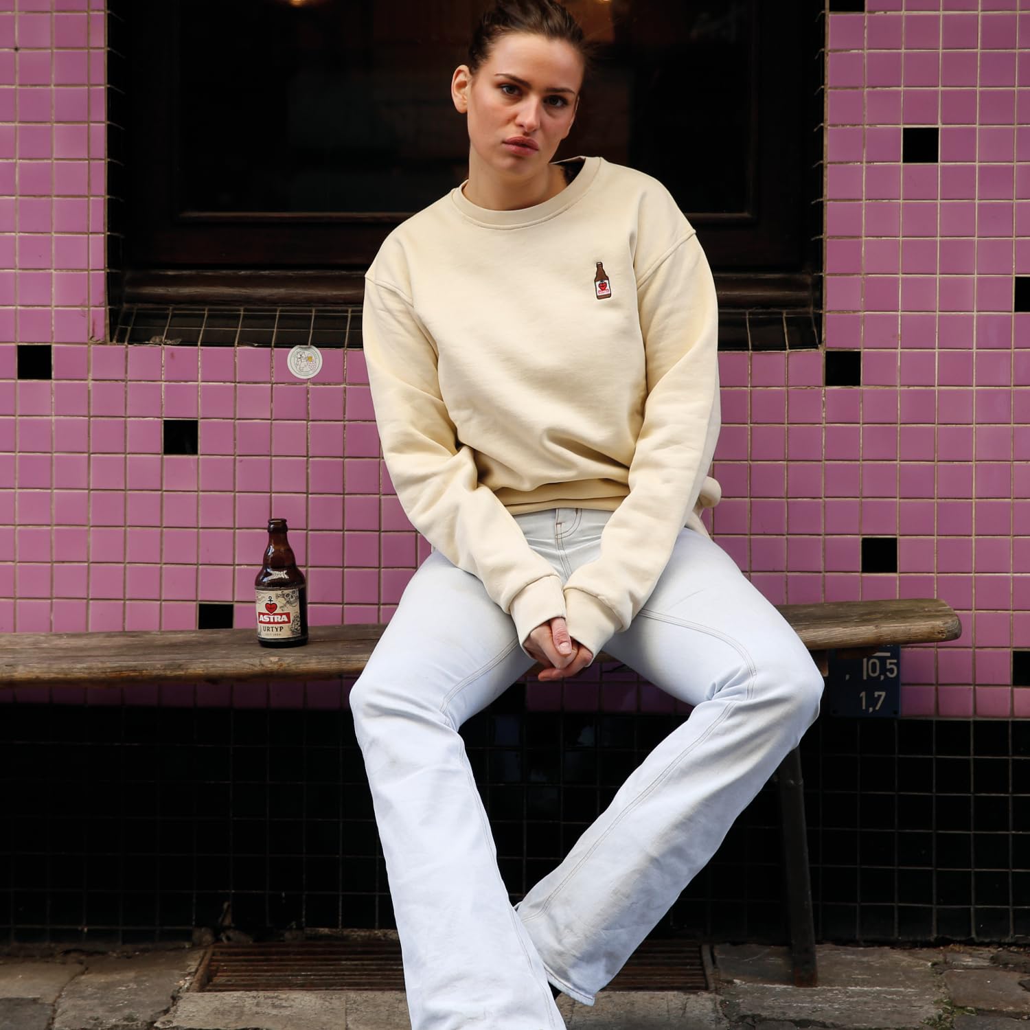 astra-x-fashion-drinks-sweatshirt-unisex-bio-baumwolle-sand image 2