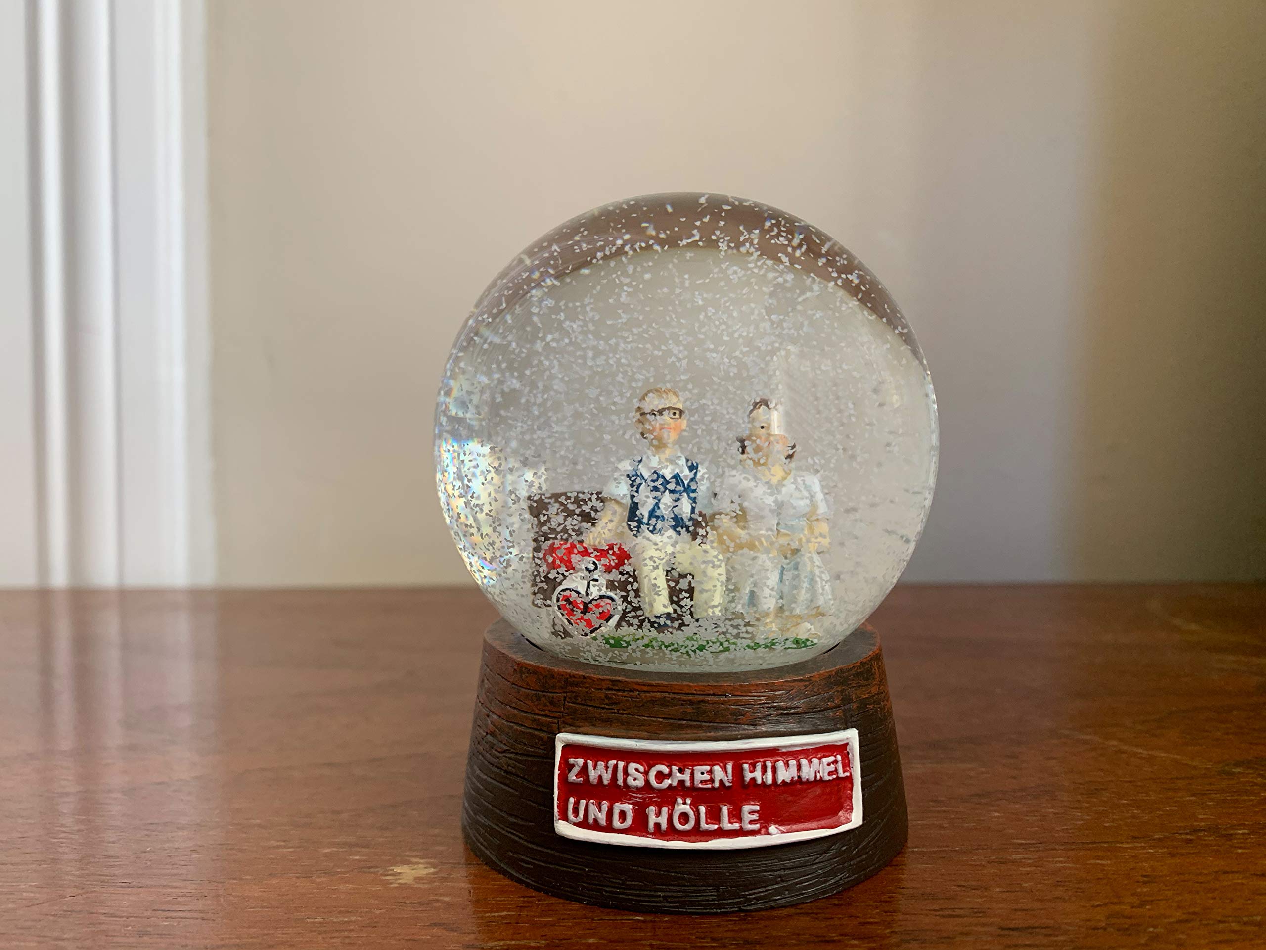 astra-bier-schneekugel-zwischen-himmel-und-h-lle-8cm-glas-polyresin image 4