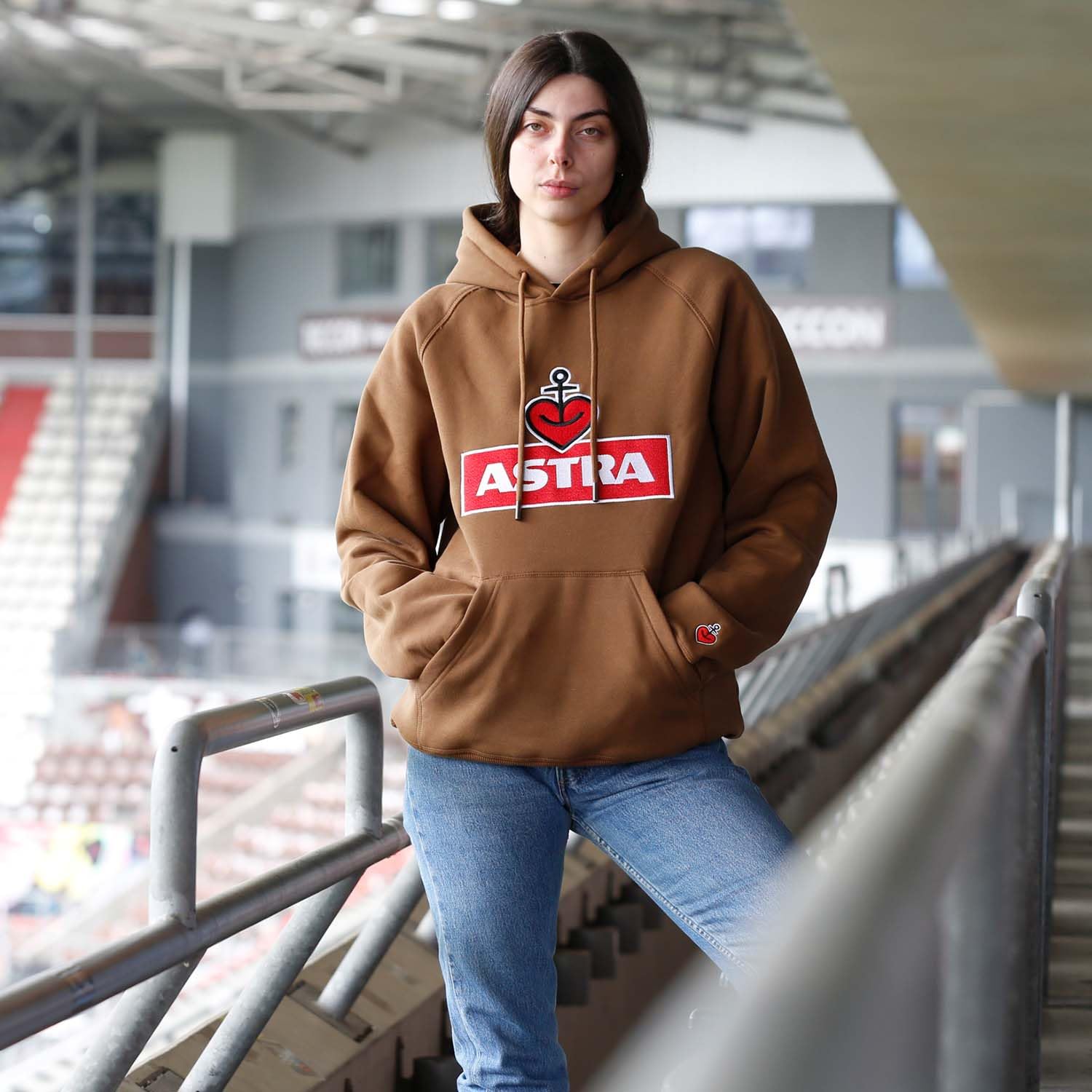 astra-kapuzenpullover-hoodie-braun-mit-brust-und-rmelstick image 4