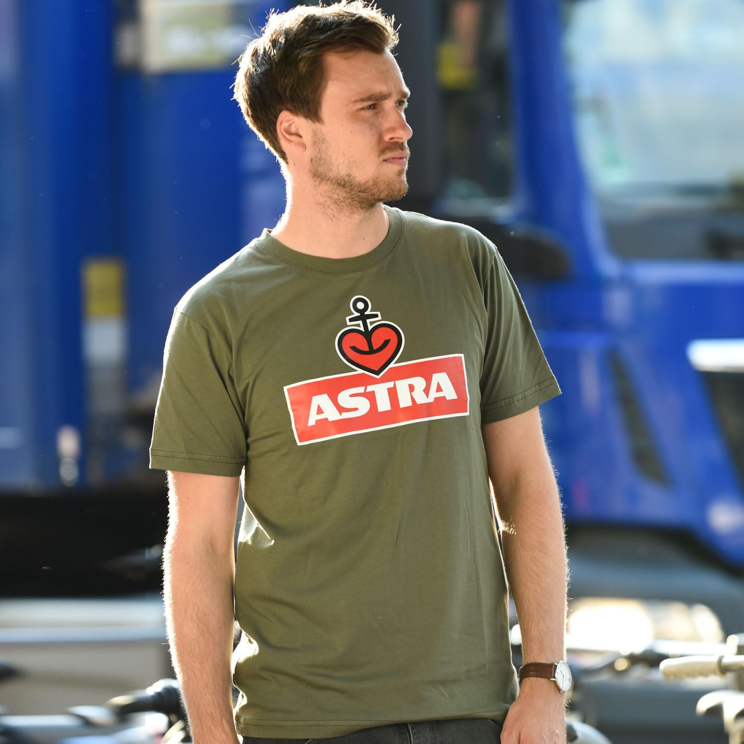 astra-herren-t-shirt-oliv-baumwolle-mit-frontprint image 3