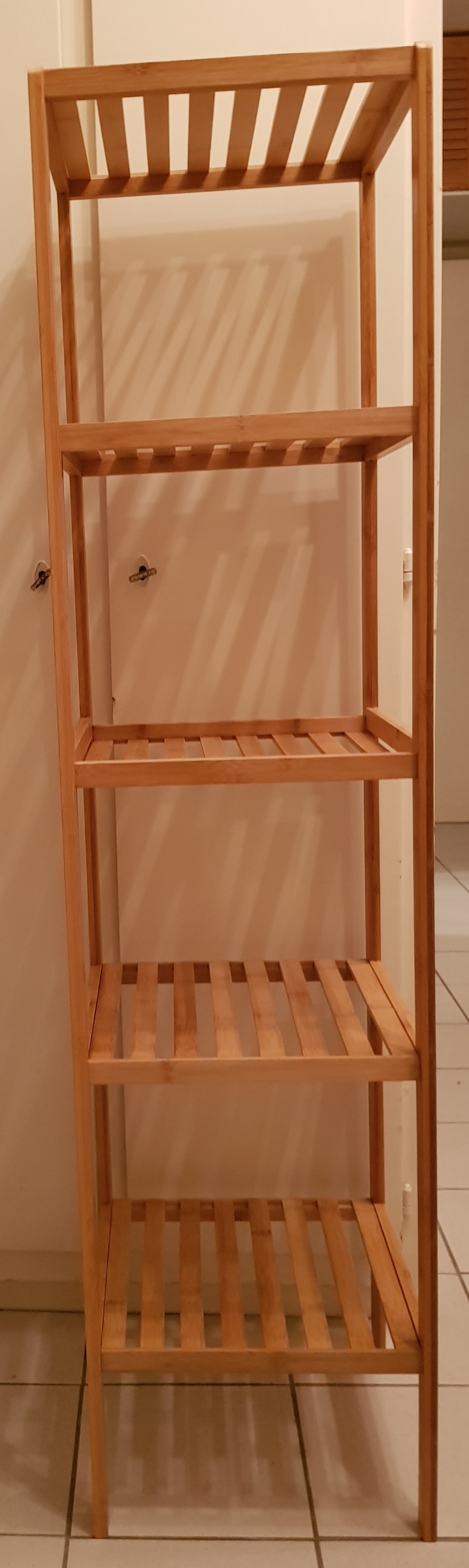 Schönes Badregal