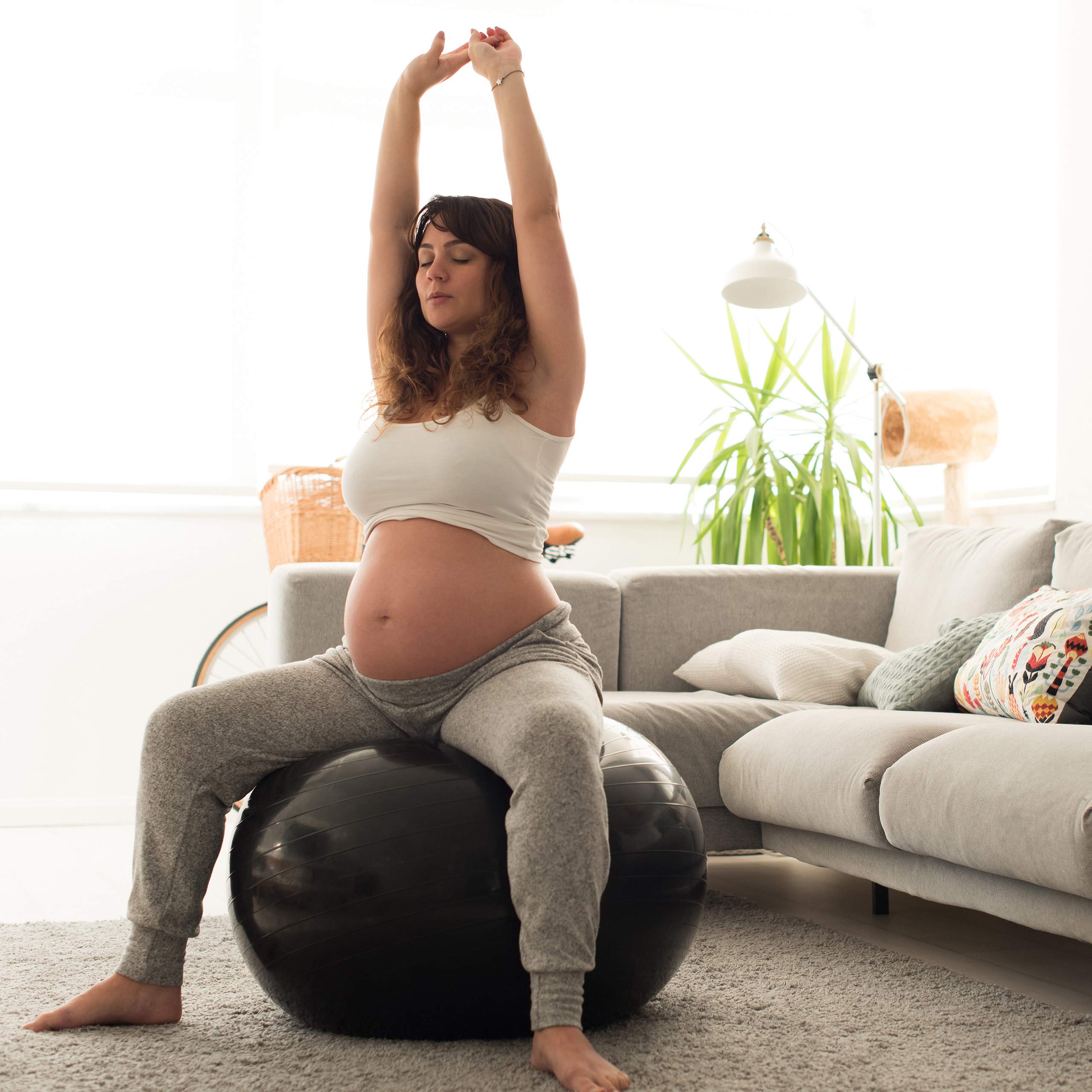 relaxdays-gymnastikball-65-cm-sitzball-schwarz-mit-luftpumpe image 3