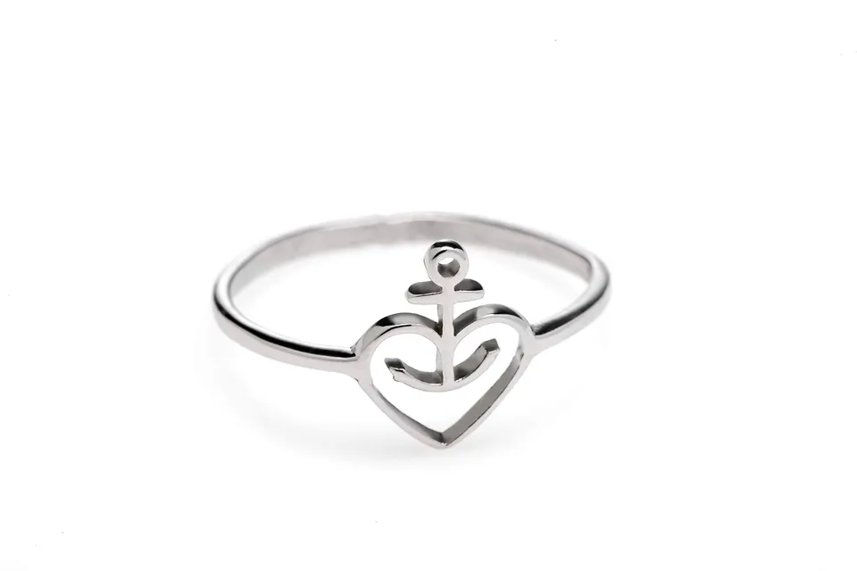 astra-herzanker-damen-ring-edelstahl-kiezjuwelen-st-pauli image 1