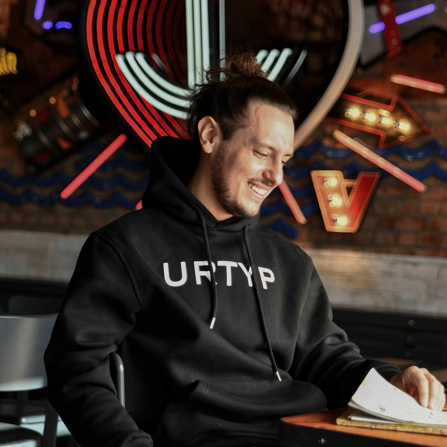 astra-urtyp-hoodie-unisex-schwarz-kapuzen-pullover-mit-logo-print image 2